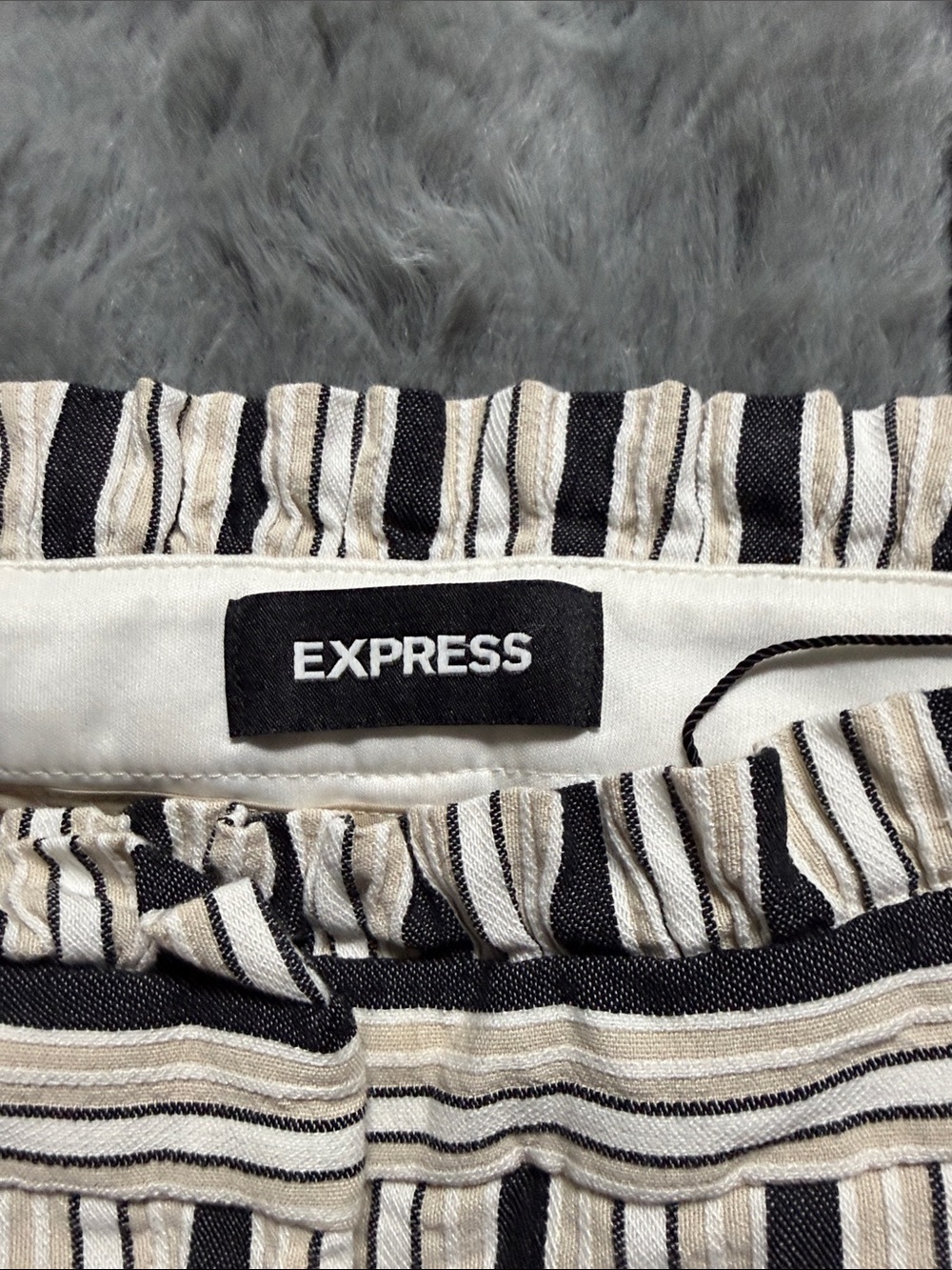 Express women’s sz 8 Vertical Black & White Stripe pants - Picture 2 of 3